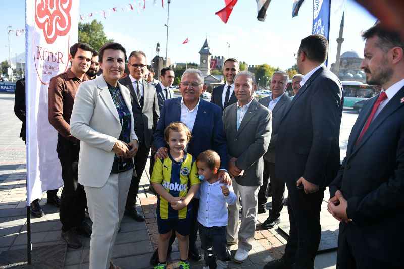 kayseri-buyuksehir-belediyesinin-mobil-dijital-genclik-merkezi-cumhuriyet-meydaninda-acildi