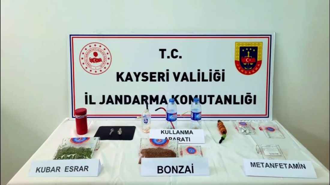 kayseride-jandarma-ekiplerince-546-gram-bonzai-94-gram-kenevir-3-gram-metamfetamin-ve-6-adet-uyusturucu-kullanma-aparati-ele-gecirildi