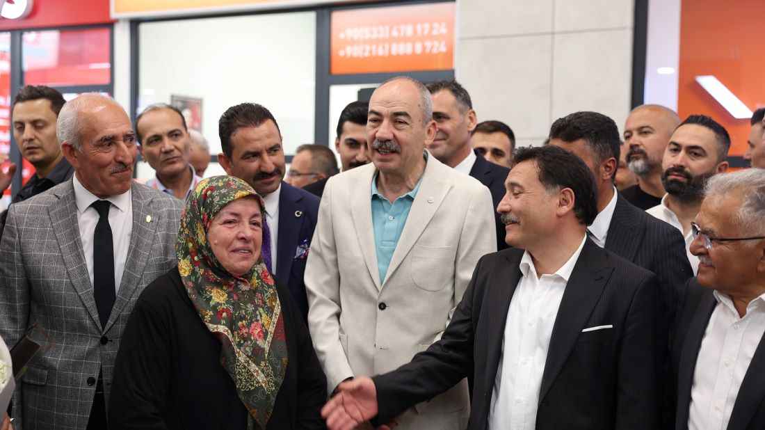 almanyadan-memleketine-donen-gurbetciler-ciceklerle-ve-halk-oyunlariyla-karsilandi