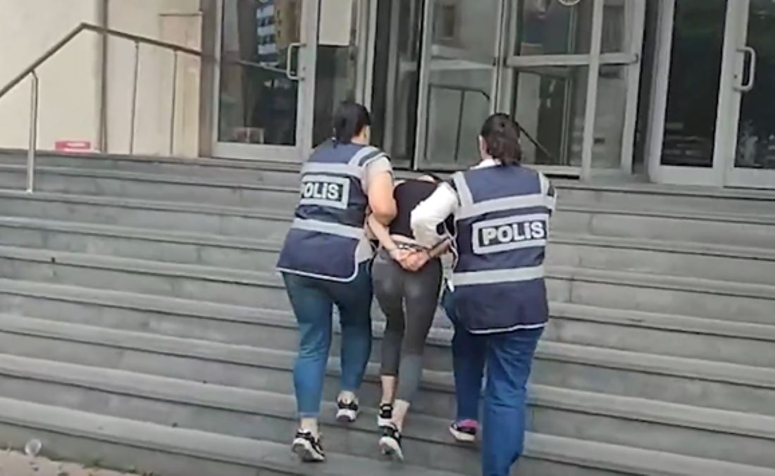 HIRSIZLIK, DOLANDIRICILIK VE SİLAHLA TEHDİT SUÇLARINDAN 13 YIL 5 AY 15 GÜN HAPİS CEZASI BULUNAN C.T. İSİMLİ ŞAHIS, ASAYİŞ EKİPLERİNİN OPERASYONUYLA YAKALANDI VE CEZAEVİNE TESLİM EDİLDİ.