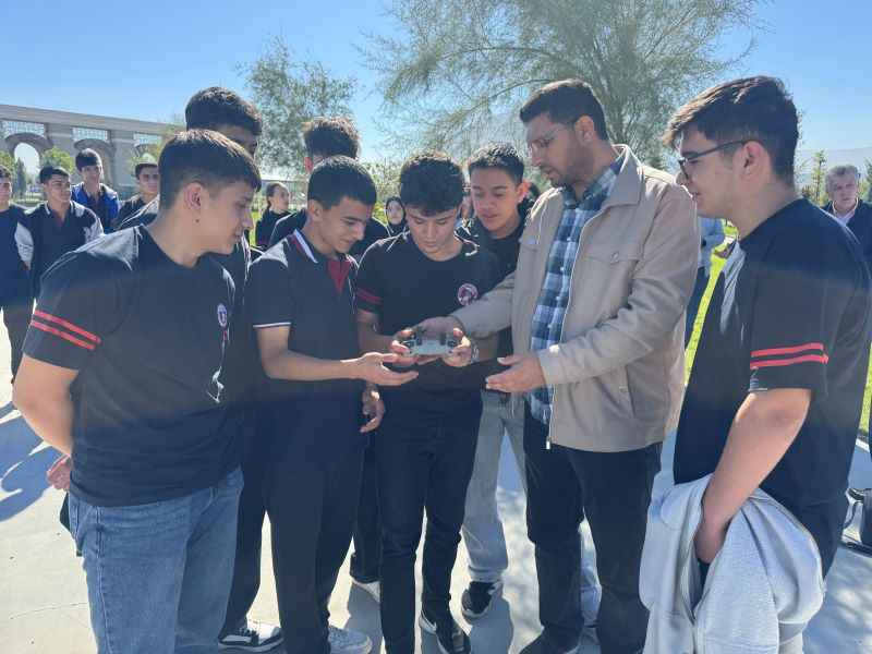 mimar-sinan-mesleki-ve-teknik-anadolu-lisesi-harita-tapu-kadastro-alani-ogrencileri-drone-teknolojileri-ve-cografi-bilgi-sistemleri-cbs-uygulamalariyla-tanisti