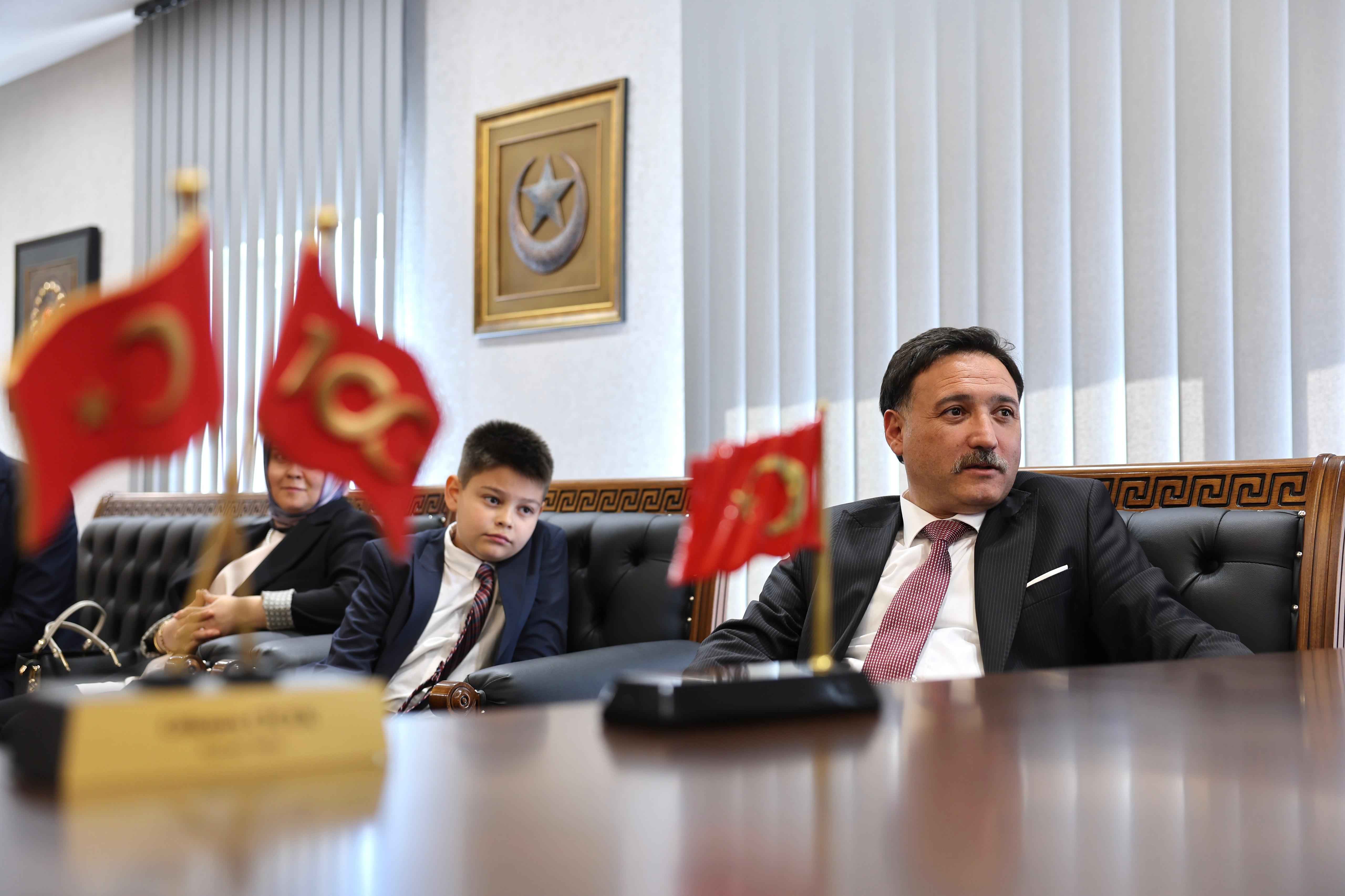 kayseri-valisi-gokmen-cicek-23-nisan-ulusal-egemenlik-ve-cocuk-bayrami-dolayisiyla-makamini-talas-toki-sehit-levent-cetinkaya-ilkokulu-4-sinif-ogrencisi-zeynep-gedikbasa-temsilen-devretti
