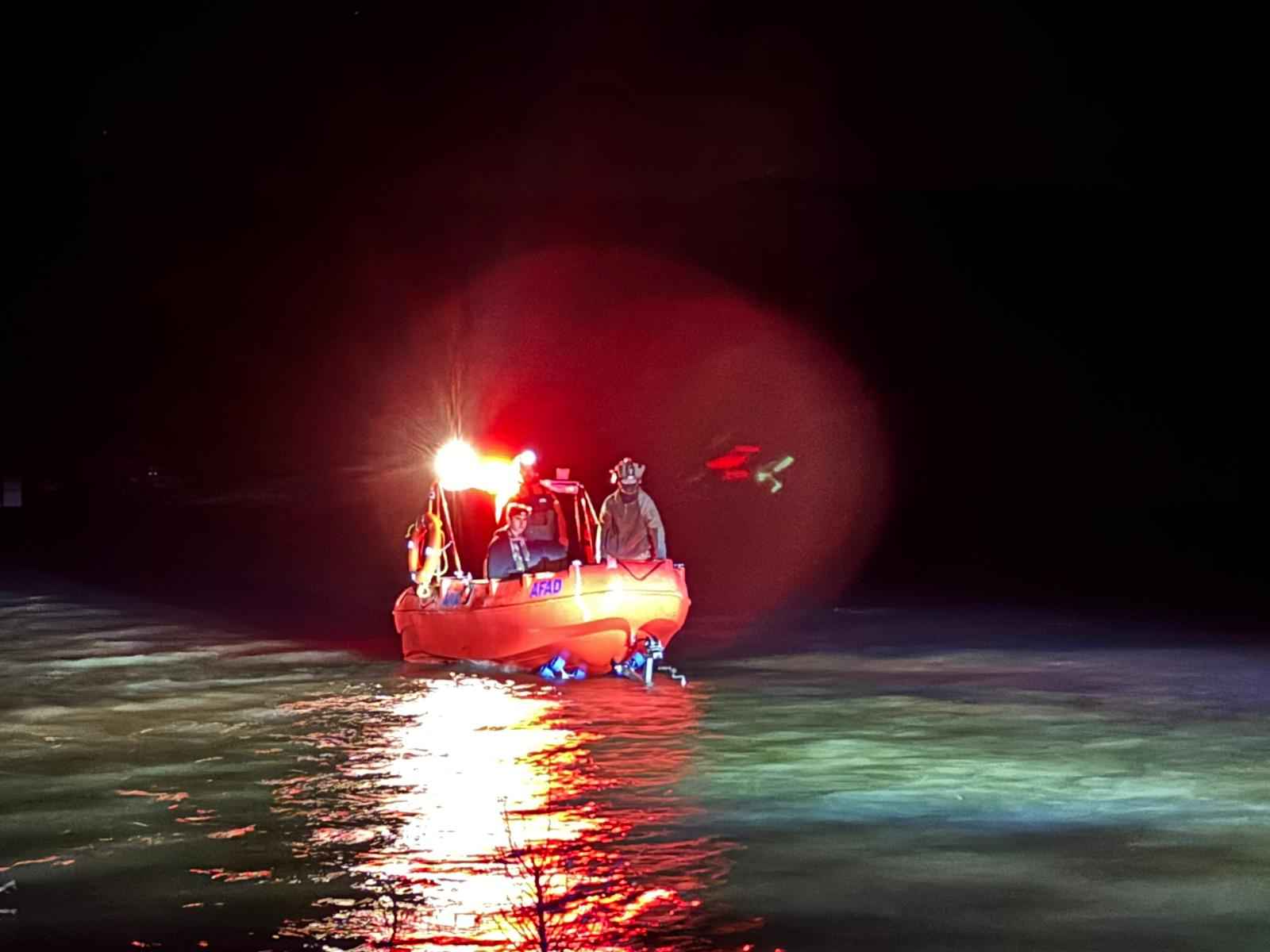 erciyes-kayak-merkezindeki-tekir-goletinde-botla-acilan-3-genc-su-kayagi-tahtasinin-kirilmasi-sonucu-mahsur-kaldi-afad-ve-arama-kurtarma-ekiplerinin-yaklasik-2-saat-suren-calismasiyla-gencler-kurtarildi