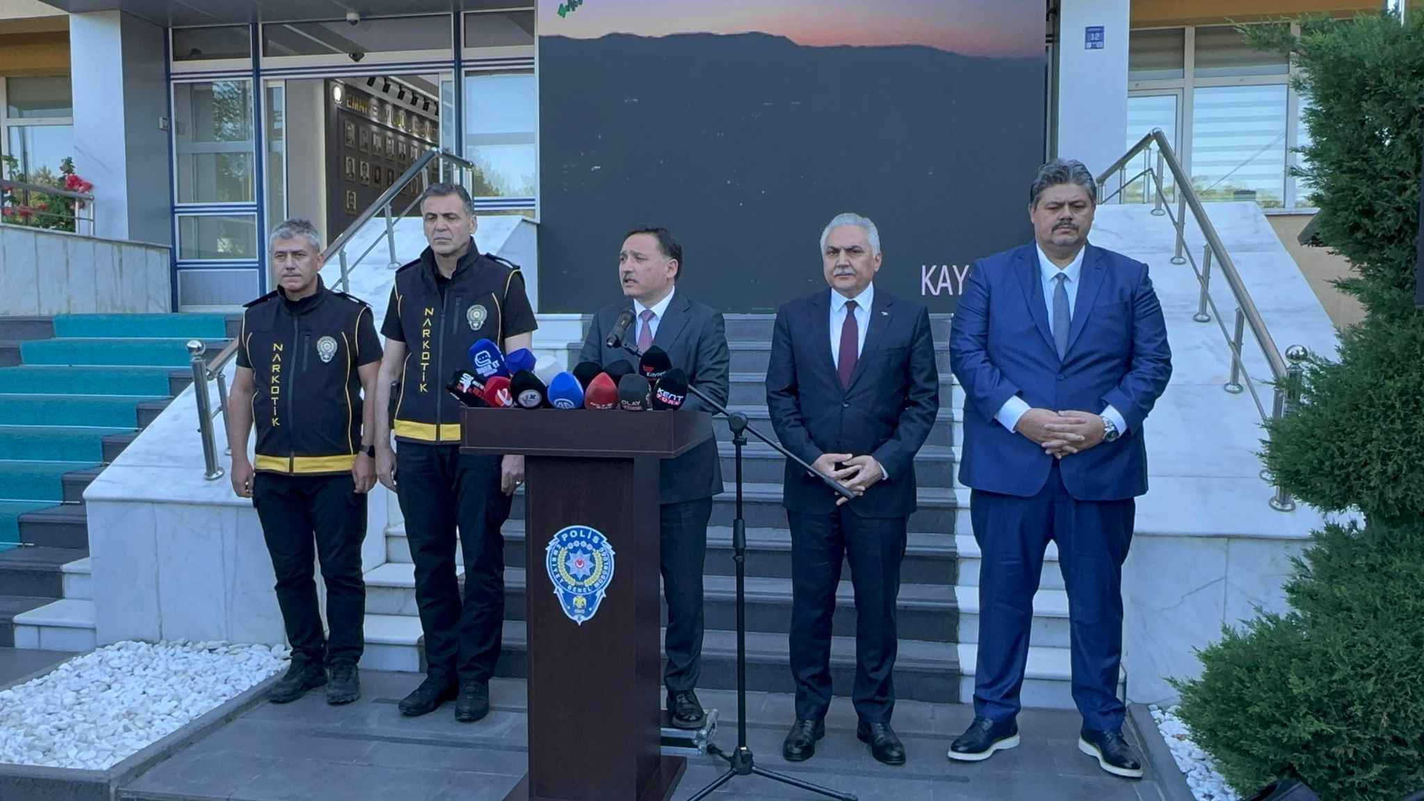 kayseri-valisi-gokmen-cicek-kentte-cumhuriyet-tarihinin-en-buyuk-uyusturucu-operasyonunun-gerceklestirildigini-belirterek-282-hedef-sahsa-yonelik-263-adreste-es-zamanli-operasyon-duzenlendigini-acikladi
