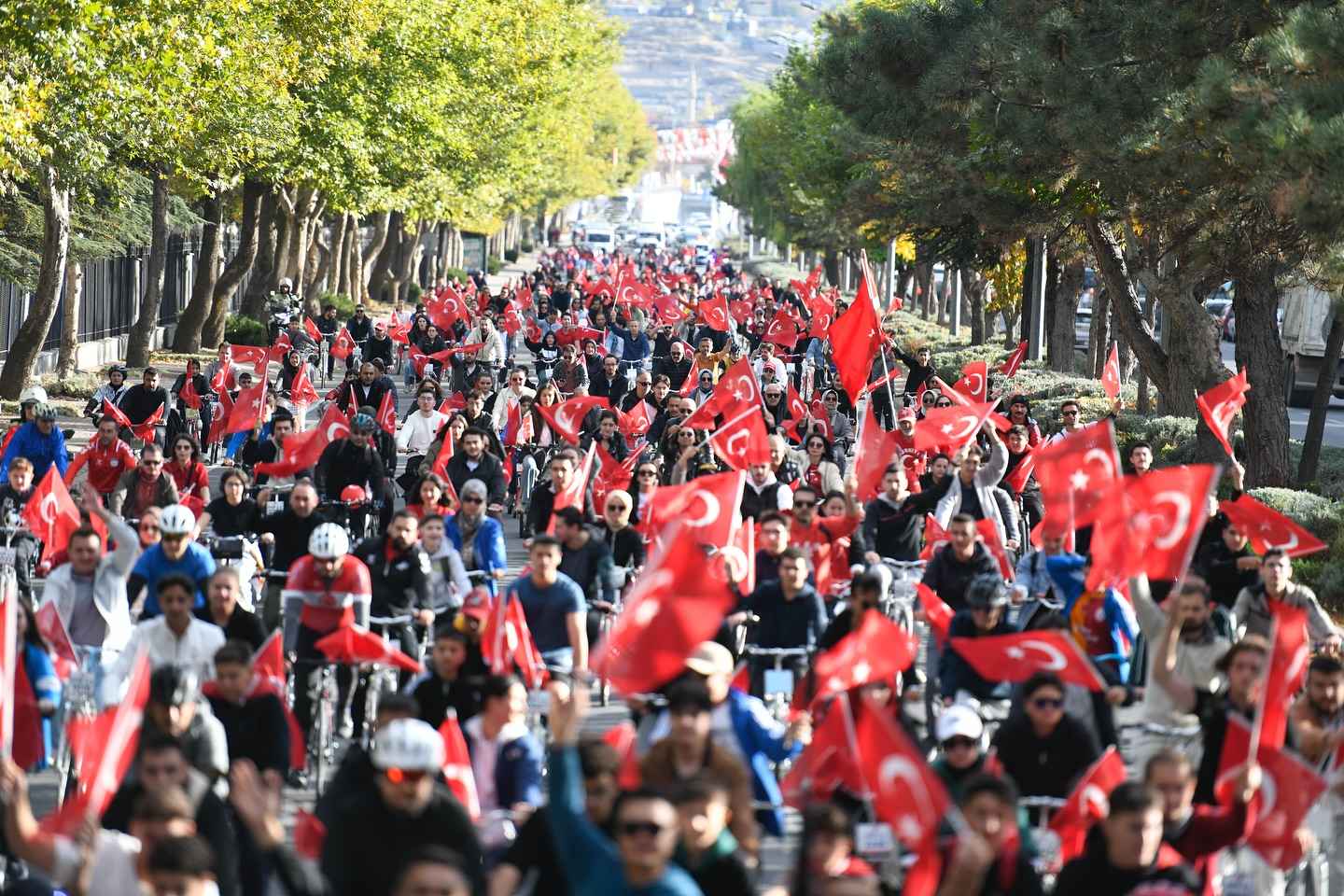 cumhuriyet-ruhu-sporun-enerjisiyle-birlesti-kayseride-yuzlerce-kisi-baskan-buyukkilicla-birlikte-cumhuriyet-meydanina-kadar-pedal-cevirdi