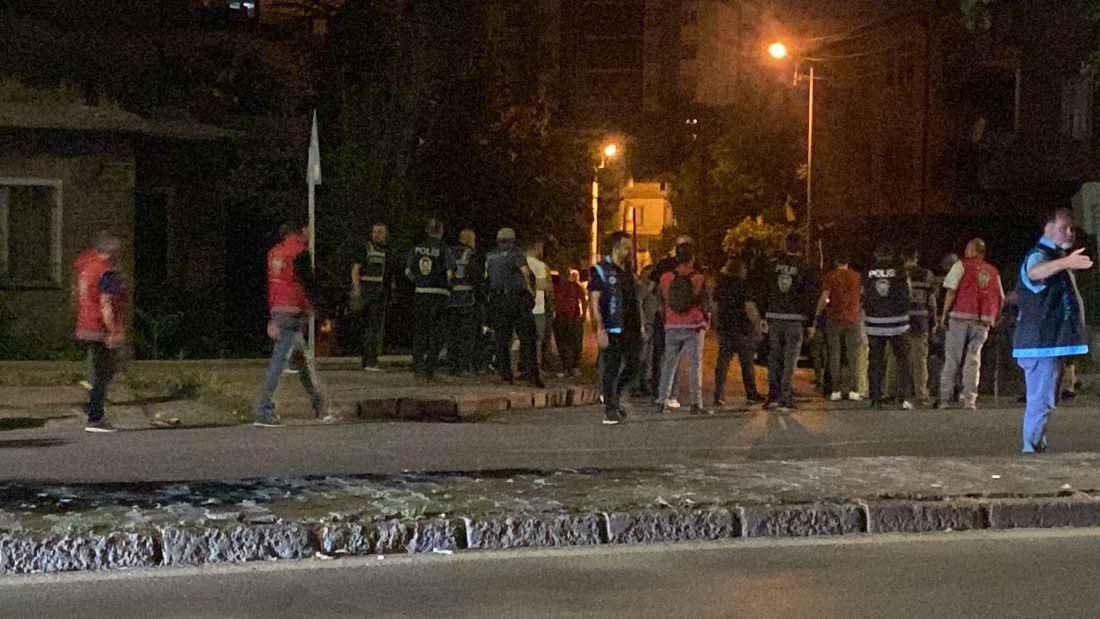 danismentgazi-mahallesinde-yabanci-uyruklu-sahsin-cocugu-istismari-iddiasiyla-buyuyen-olaylar-kucukmustafa-mahallesine-de-tasti