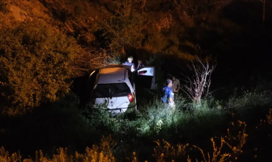 Kayseri’nin Yahyalı ilçesinde meydana gelen trafik kazasında, Kapuzbaşı Şelalesi dönüşü yola çıkan ailenin içinde bulunduğu otomobil dereye uçtu. Kazada 5 kişi yaralanırken, 3’ünün durumunun ağır olduğu öğrenildi.