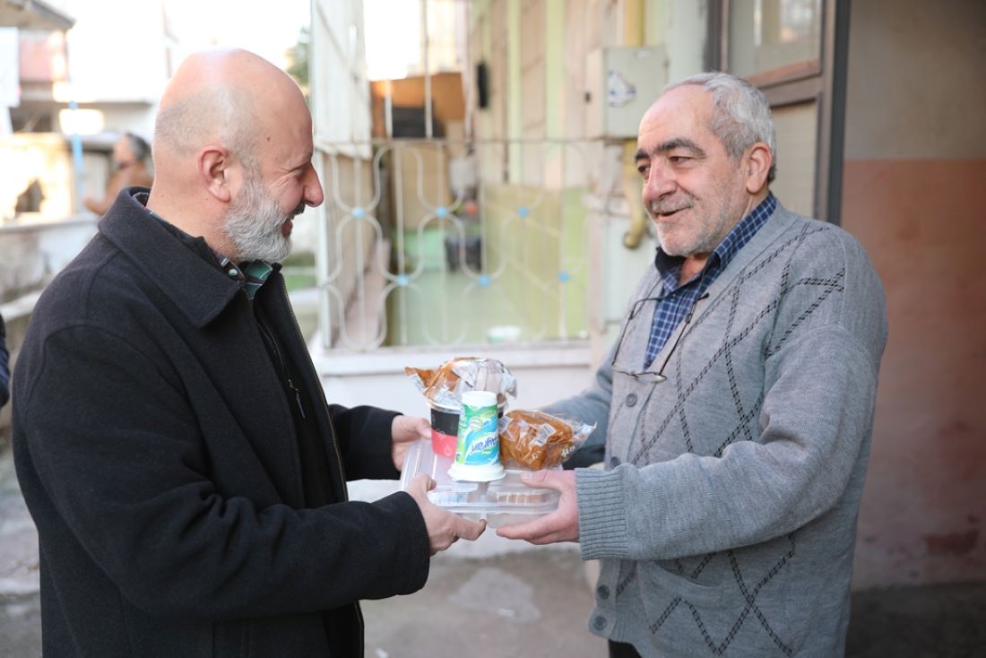 Kocasinan Belediyesi, 65 yaş üstü ihtiyaç sahibi ve engelli vatandaşlara yönelik sıcak yemek hizmeti kapsamında her gün tam 226 kişinin evine dört çeşit sıcak yemek ulaştırıyor.