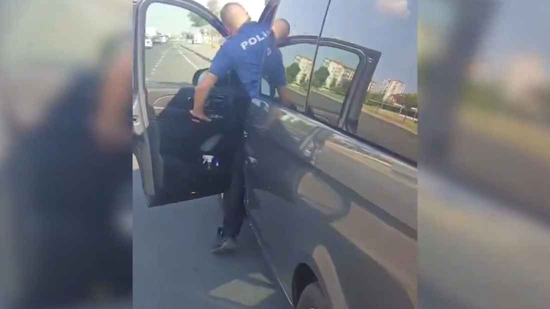 kayseride-polis-ekipleri-tarafindan-arac-icerisinde-fenalasarak-kalp-krizi-geciren-vatandas-hastaneye-yetistirildi