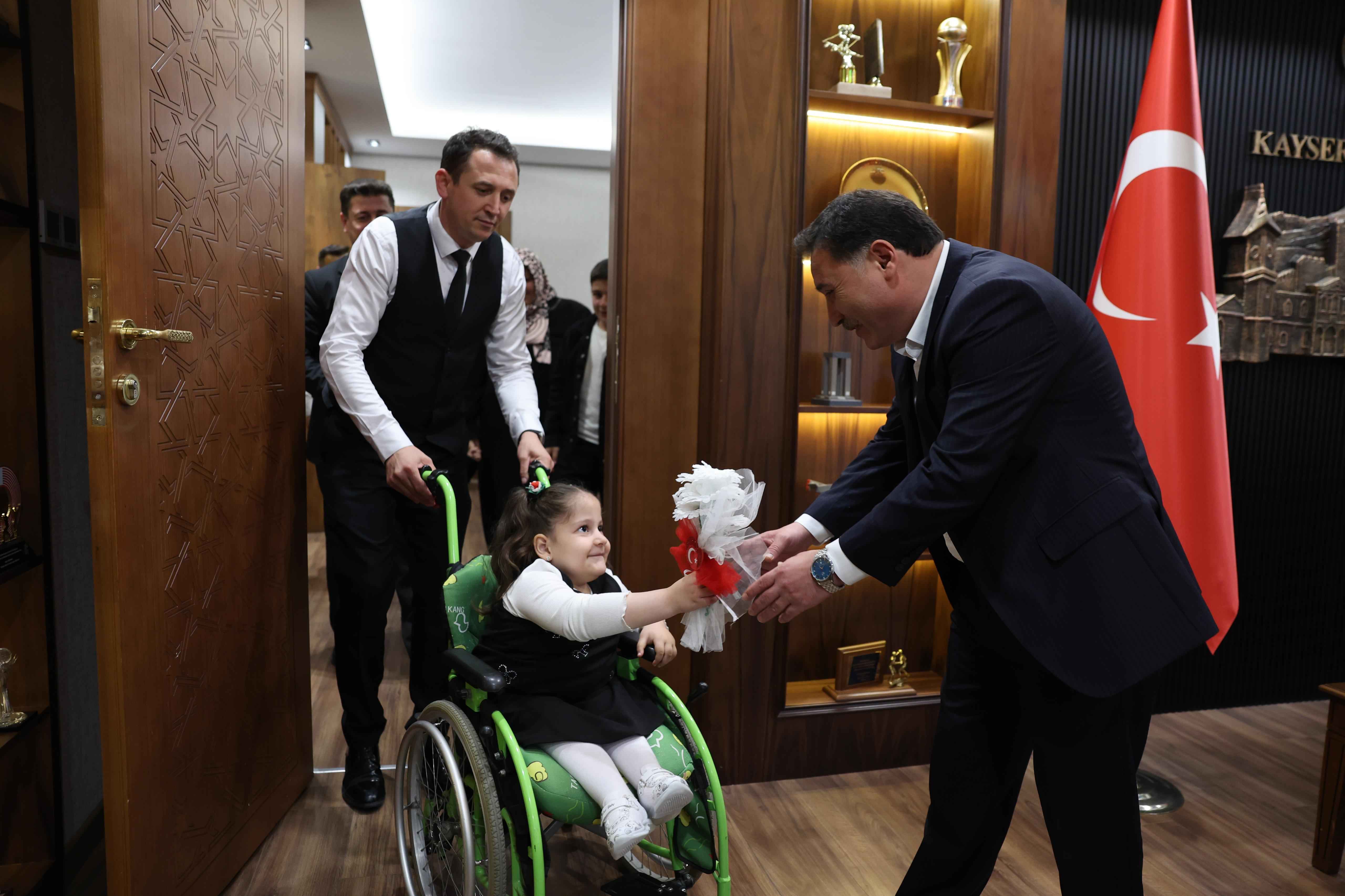kayseri-valisi-gokmen-cicek-engelliler-haftasi-kapsaminda-duzenlenen-programda-engelli-bireyler-ve-aileleriyle-bir-araya-geldi-cicek-daha-kapsayici-bir-toplum-olusturmanin-herkesin-ortak-sorumlulugu-oldugunu-soyledi