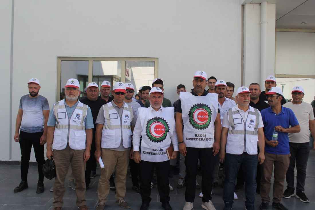 kayseri-sehir-hastanesinde-faaliyet-gosteren-firma-bunyesinde-calisan-iscilerin-hak-is-hizmet-is-sendikasina-uye-olduklari-gerekcesiyle-isten-cikarildigini-iddia-edildi