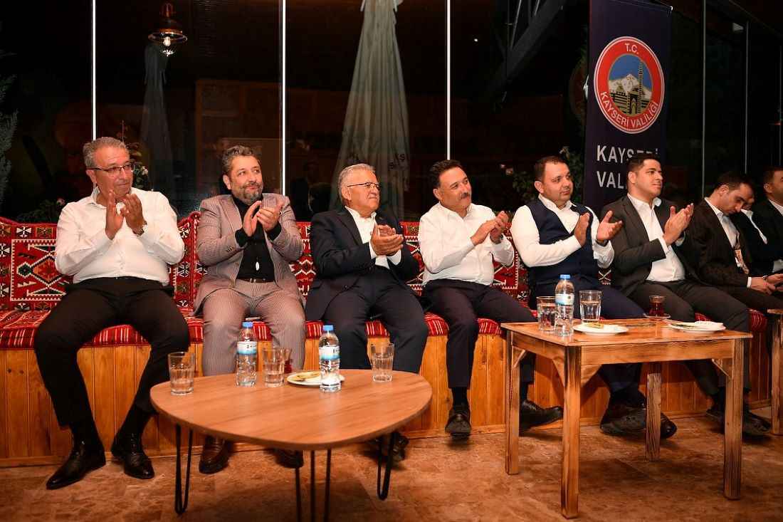 kayseri-buyuksehir-belediye-baskani-dr-memduh-buyukkilic-sehrin-kulturel-hafizasina-sahip-cikarak-kayseri-valisi-gokmen-cicek-ve-sehir-protokolu-ile-birlikte-halk-ozanligi-gelenegini-yasatmak-amaciyla-yenilenen-kayseri-halk-ozanlari-kultur-evinin-acilisini-gerceklestirdi