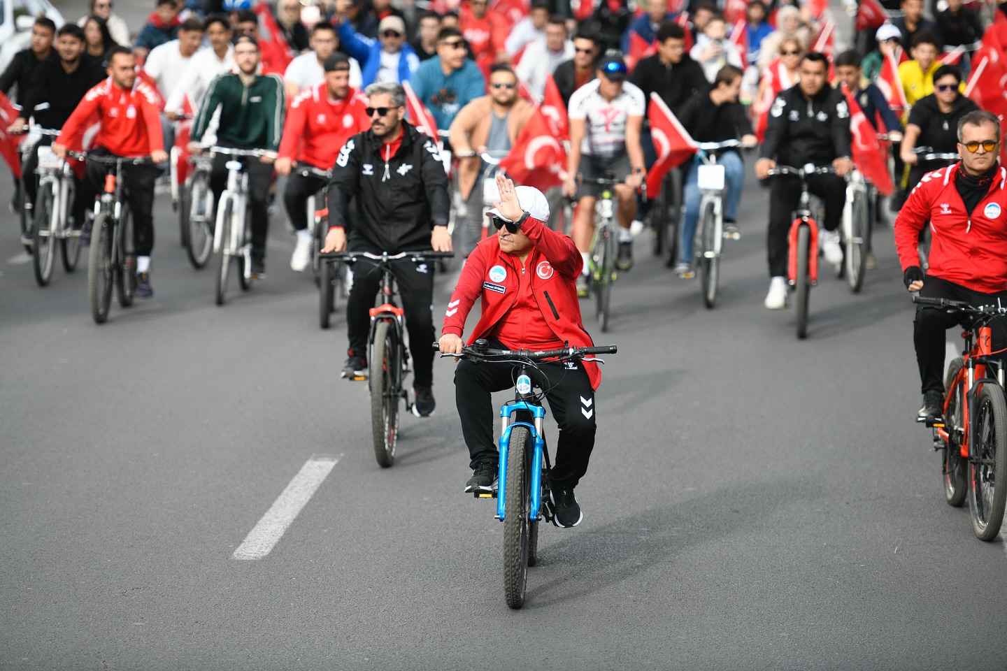 cumhuriyet-ruhu-sporun-enerjisiyle-birlesti-kayseride-yuzlerce-kisi-baskan-buyukkilicla-birlikte-cumhuriyet-meydanina-kadar-pedal-cevirdi