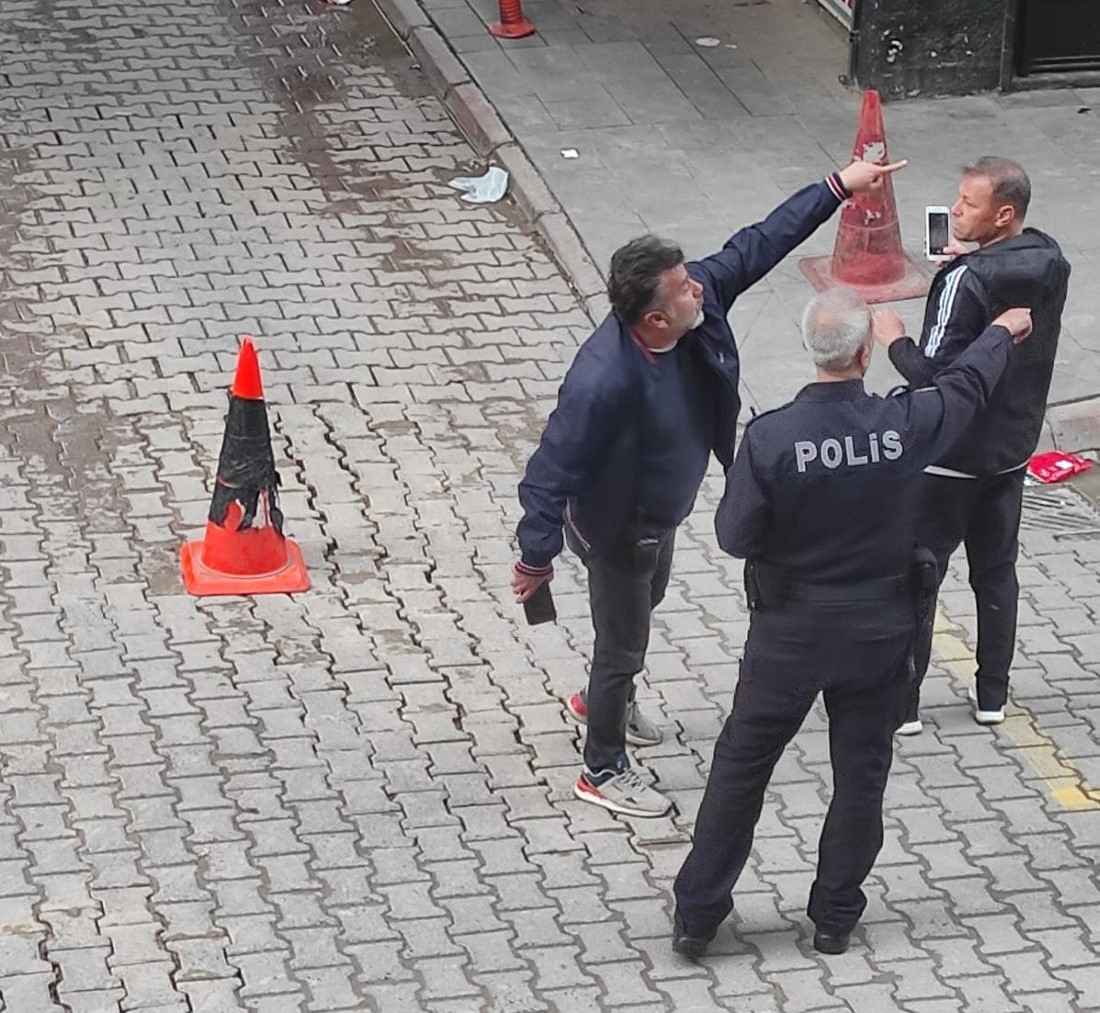 kayseride-sahabiye-mahallesi-vakiflar-bolge-mudurlugu-yakininda-bulunan-exper-reklam-ofisi-onunde-yasanan-olayda-3-supheli-posetcevrede-panige-neden-oldu