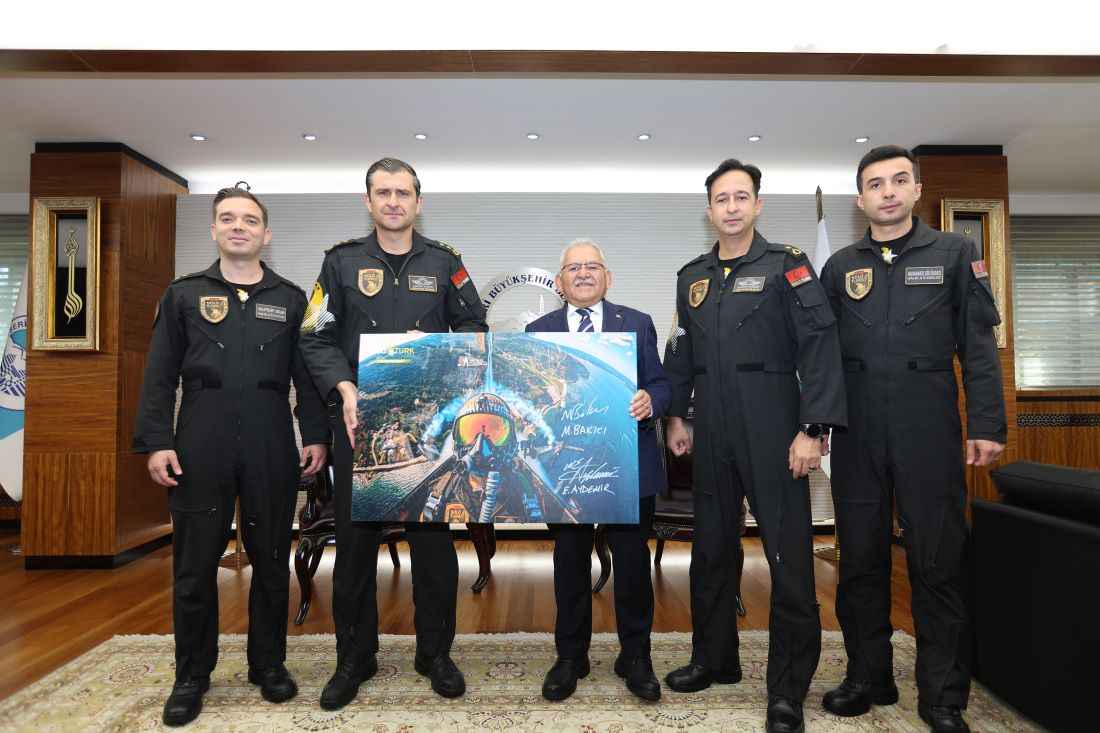 kayseri-bilim-festivali-oncesi-soloturk-ekibi-1-pilot-yarbay-murat-bakici-liderliginde-kayseri-buyuksehir-belediye-baskani-dr-memduh-buyukkilici-makaminda-ziyaret-etti