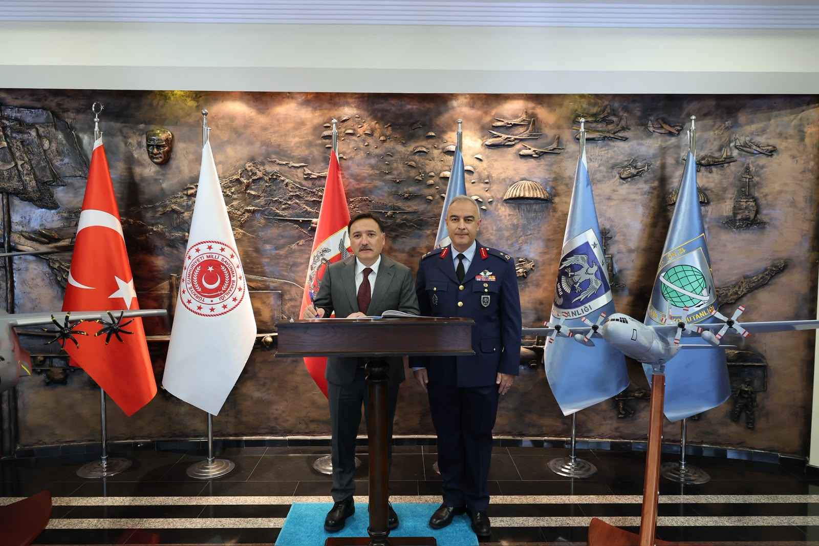 kayseri-valisi-gokmen-cicek-gorevlerine-yeni-baslayan-12nci-hava-ulastirma-ana-us-ve-garnizon-komutani-hava-pilot-tuggeneral-keskin-senel-ile-1nci-hava-indirme-ve-komando-tugay-komutani-tuggeneral-mehmet-ali-yagizi-ziyaret-etti
