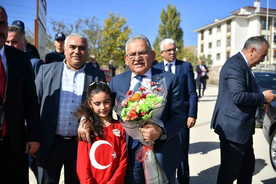 kayseri-buyuksehir-belediye-baskani-dr-memduh-buyukkilic-buyuksehir-belediyesi-ve-hayirsever-dayanismasiyla-incesu-ilcesi-saraycik-mahallesi-toki-konutlarina-kazandirilan-ogretmen-umran-sefik-ilkokulu-ve-ortaokulu-acilis-torenine-katildi