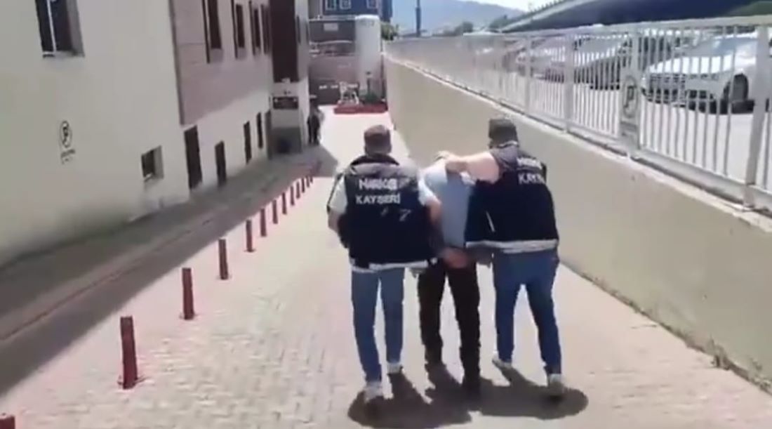 Kayseri’de bir şüpheli tarafından kente yüklü miktarda uyuşturucu madde getireceği ihbarı üzerine polis ekipleri şüpheliyi yakalamak için harekete geçti.  Yakalanan şahsın üzerinde yüklü miktarda uyuşturucu bulundu.