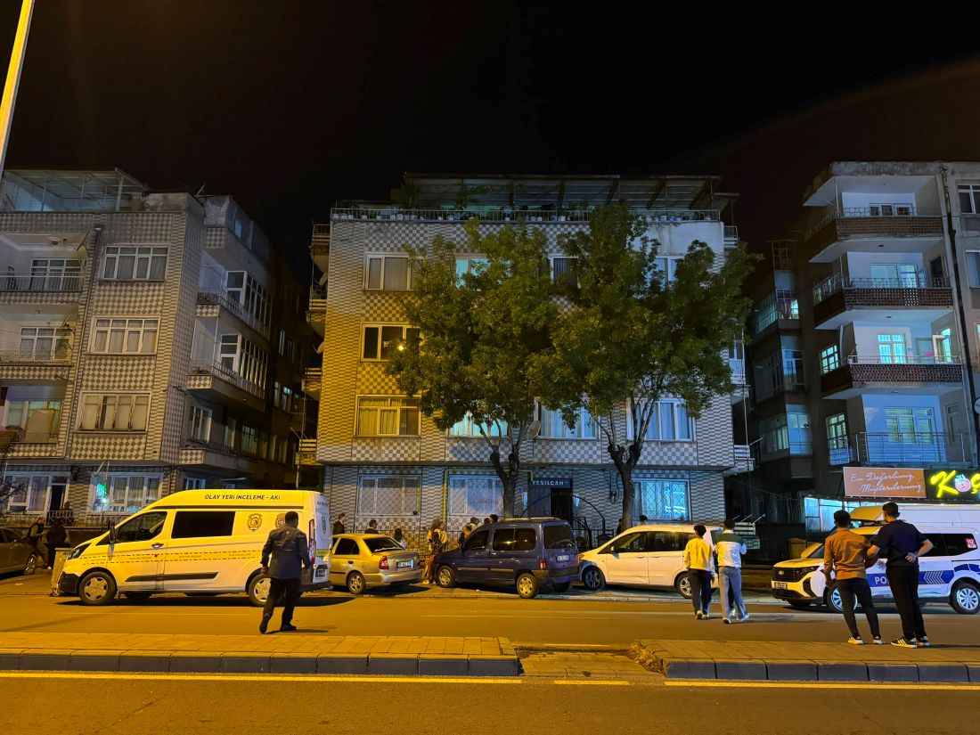 kayserinin-melikgazi-ilcesinde-3-katli-binanin-2nci-katindaki-balkondan-dusen-26-yasindaki-kadin-yaralandi-hastaneye-kaldirilan-kadinin-tedavisi-surerken-olayla-ilgili-inceleme-baslatildi