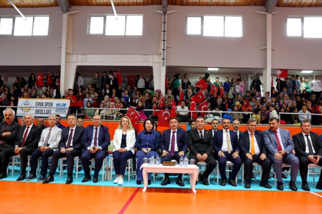 Kayseri Valisi Gökmen Çiçek, Bünyan Şoförler ve Otomobilciler Esnaf Odası ERVA Spor Kulübü tarafından düzenlenen “Bünyan Spor Etkinlikleri ve 2’nci Geleneksel Yaz Şenliği”ne katılarak vatandaşlarla bir araya geldi.