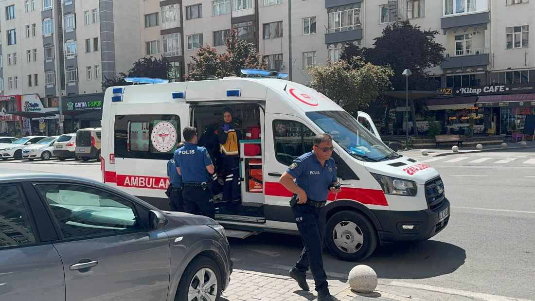 kocasinanda-hafif-ticari-arac-ile-motosikletin-carpistigi-kazada-baba-ve-kizi-yaralandi-kazanin-ardindan-olay-yerinden-ayrildigi-belirtilen-arac-surucusu-icin-polis-calisma-baslatti