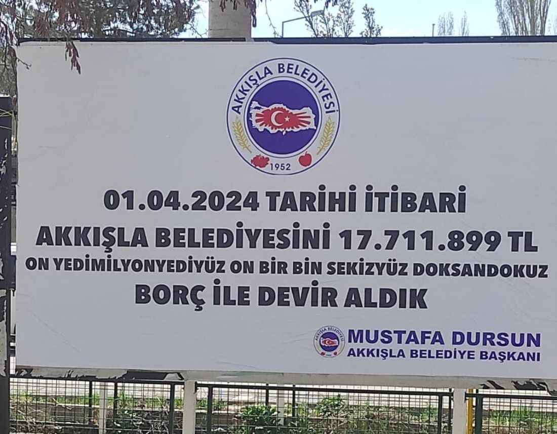 akkisla-belediye-baskani-mustafa-dursun-belediye-binasina-kendi-mal-varligini-ve-belediye-borcunu-asarak-vatandaslara-ilan-etti