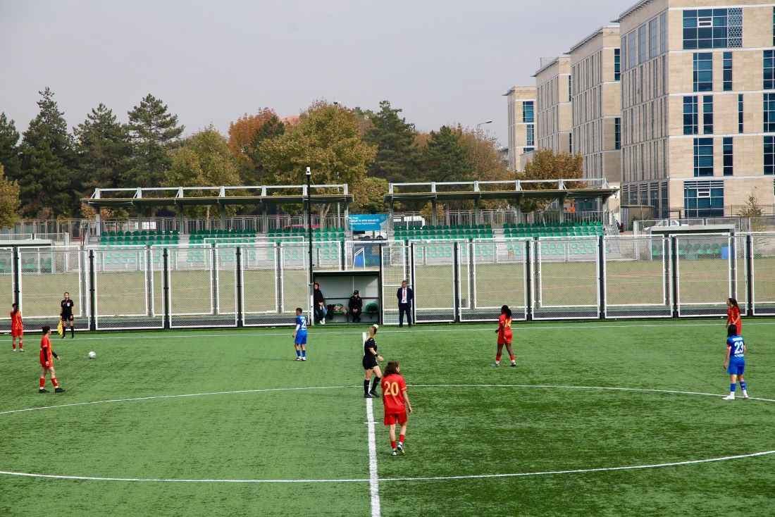 kayseri-emniyet-muduru-atanur-aydin-kadin-futbol-macinda-guvenlik-onlemlerini-denetleyerek-tribunde-vatandaslarla-bir-araya-geld