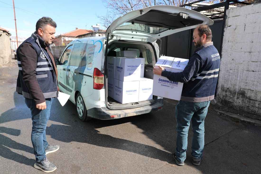 kocasinan-belediye-baskani-ahmet-colakbayrakdar-projenin-onemine-vurgu-yaparak-gelecegimizin-teminati-olan-cocuklarimizin-saglikli-bireyler-olarak-yetismesi-icin-ailelerimizin-yukunu-hafifletiyoruz-guclu-bir-turkiye-iyi-yetismis-nesillerle-mumkundur-dedi-belediye-ekipleri-sosyal-yardim-isleri-mudurlugu-koordinesinde-kahvalti-kolilerini-ihtiyac-sahibi-ogrencilerin-evlerine-bizzat-ulastiriyor