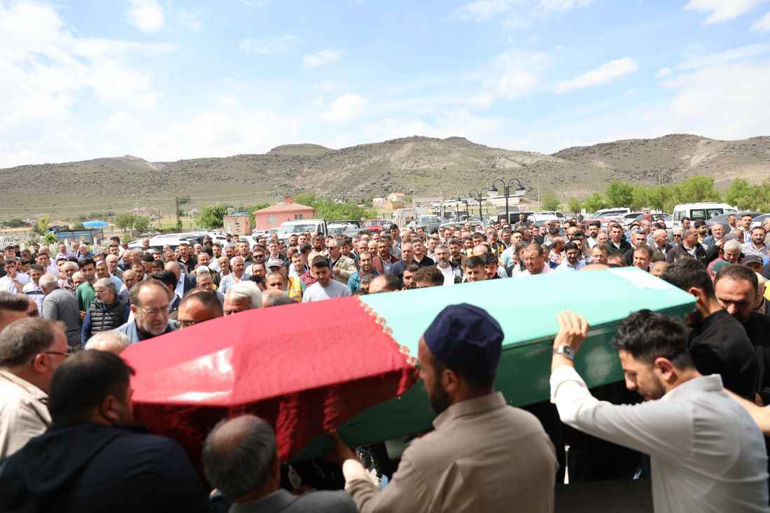 agir-yaralanan-ve-yasam-mucadelesini-kaybeden-28-yasindaki-ea-kilinan-cenaze-namazinin-ardindan-topraga-defnedildi