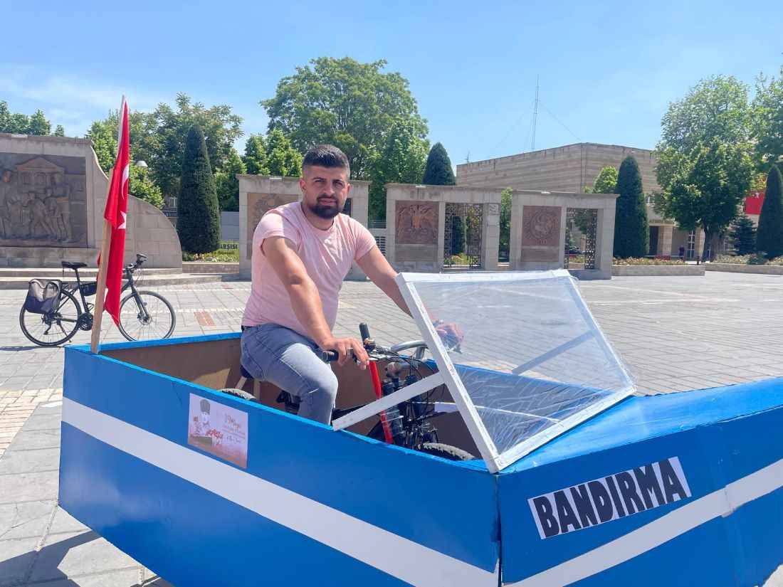 bisiklet-uzerine-yapmis-oldugu-kundura-araba-ve-helikopter-maketleriyle-sokaklarda-caddelerde-gezerek-vatandaslar-tarafindan-ilgi-toplayan-icerik-ureticisi-omer-bal-bu-kez-de-19-mayisa-ozel-yuruyen-gemi-maketi-tasarladi