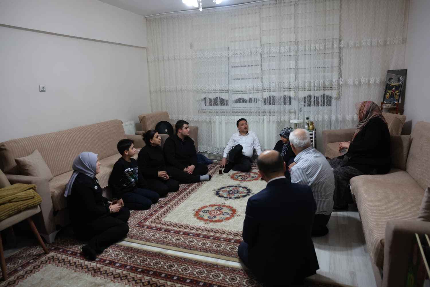 kayseri-valisi-gokmen-cicek-hane-ziyaretleri-kapsaminda-melikgazi-ilcesinde-vatandaslarla-bir-araya-gelerek-iftar-yapti-talep-ve-onerileri-dinledi