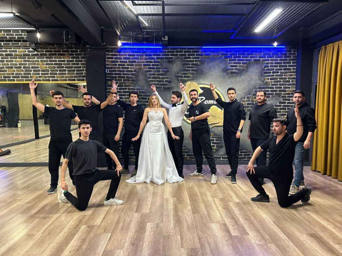 usta-egitmen-mehmet-polat-liderligindeki-romeo-dans-okulu-dugun-ve-ozel-gunlerde-sergiledigi-zeybek-koreografileriyle-hem-milli-duygulari-kabartiyor-hem-de-izleyenleri-buyuluyor-turk-bayrakli-ve-ataturk-temali-performanslar-adeta-sahnede-tarihin-yeniden-yazildigi-anlara-donusuyor