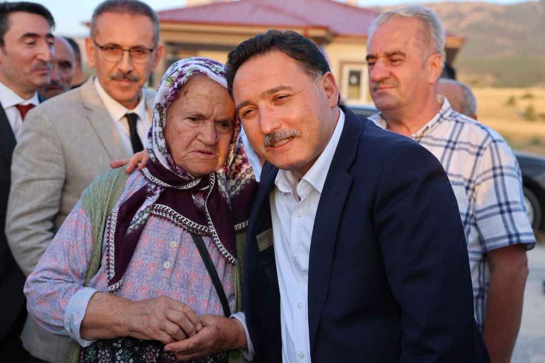 kayseri-valisi-gokmen-cicek-6-subat-depremlerinde-evleri-agir-hasar-goren-ve-afad-tarafindan-hak-sahibi-kabul-edilen-vatandaslar-icin-develi-ilcesinde-insa-edilen-15-afet-konutunun-anahtarlarini-duzenlenen-torenle-teslim-etti