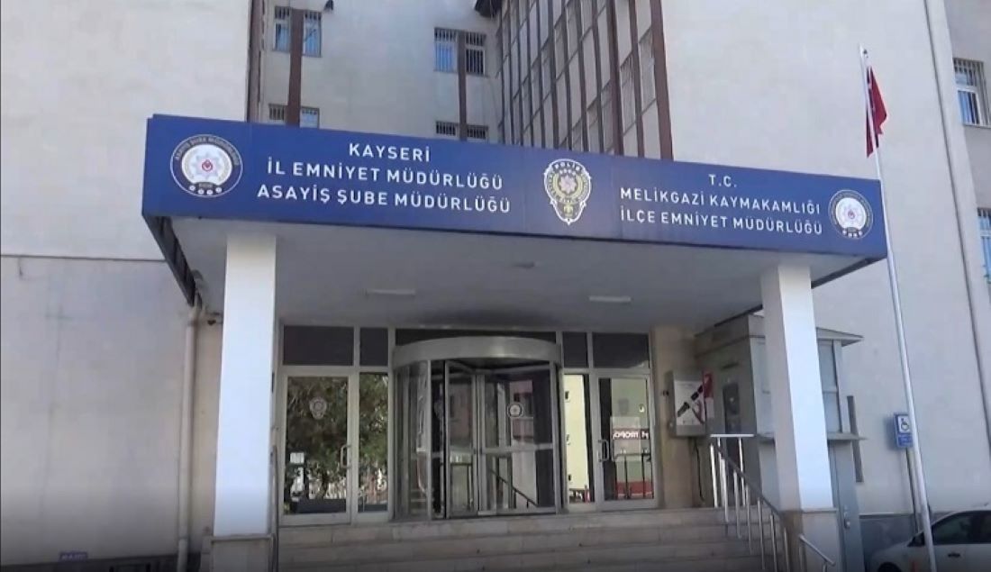 Kayseri’de polis ekipleri kaçakçılık suçundan aranan 21 şahsı yakaladı ve yapılan aramalarda 55 kilogram kaçak tütün ve 40 litre de alkol ele geçirildi.