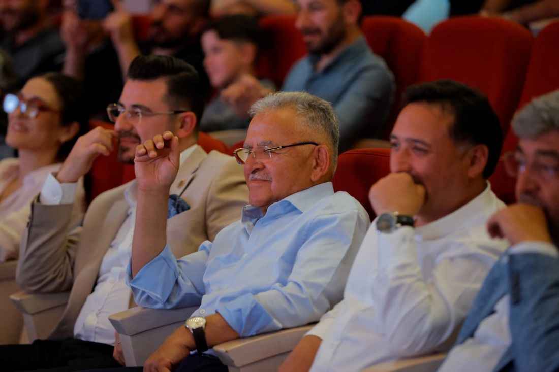 kayseride-duzenlenen-5-uluslararasi-asiklar-soleni-turkiyenin-yani-sira-azerbaycan-kirgizistan-ve-kazakistandan-gelen-asik-ve-ozanlari-ayni-sahnede-bulusturdu-baskan-memduh-buyukkilic-turksoy-2027-turk-dunyasi-kultur-baskenti-kayserimize-bu-guzel-organizasyon-yakisti-dedi