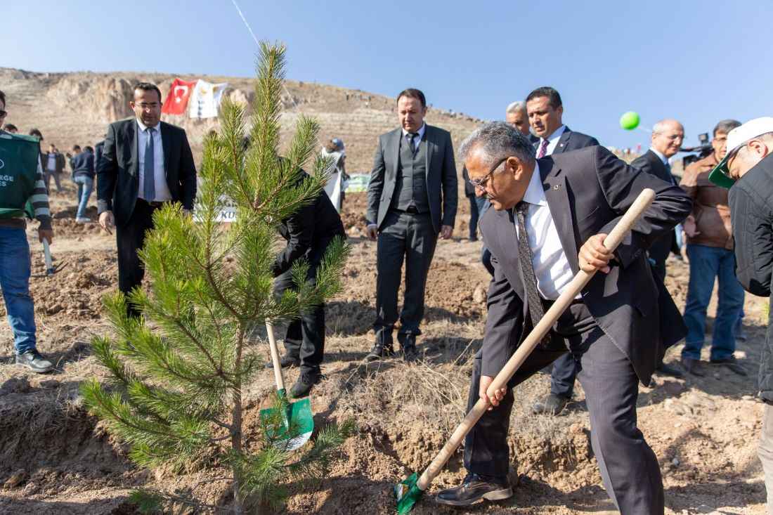 cevre-sehircilik-ve-iklim-degisikligi-bakanligi-ile-buyuksehir-belediyesinden-erciyeste-agaclandirma-toreni