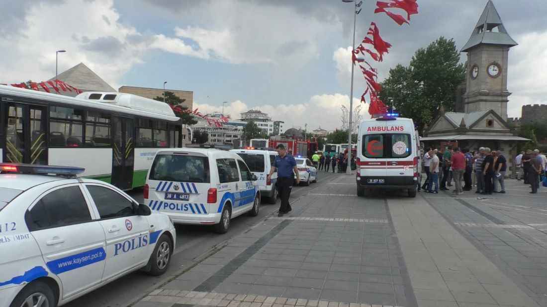 kayseride-aa-isimli-sahis-iddiaya-gore-isten-cikarilacagini-ogrenmesi-uzerine-cekici-aracinin-ustune-cikarak-elindeki-benzinle-kendini-yakmak-istedi
