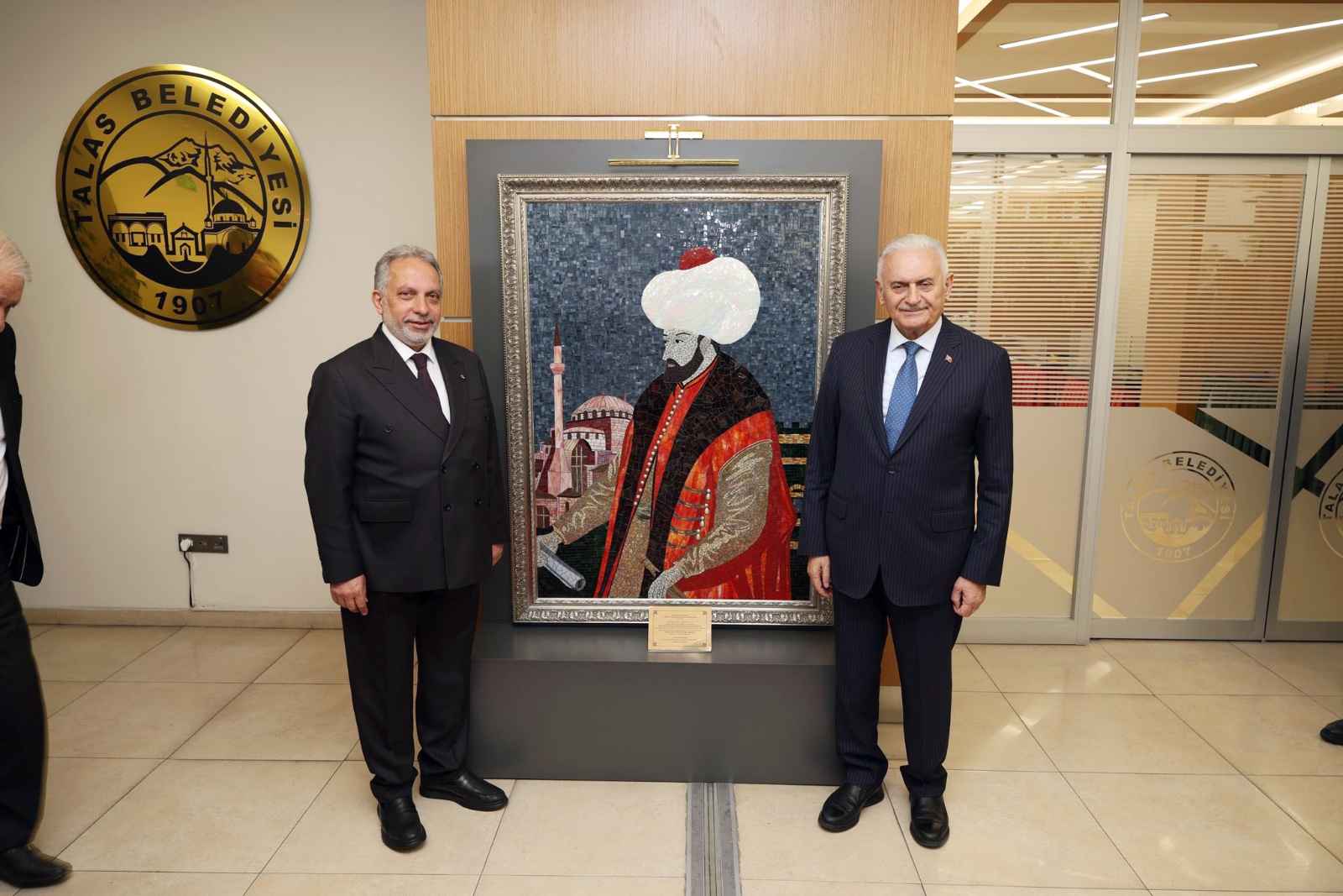 binali-yildirim-talas-uluslararasi-turkoloji-zirvesi-kapsaminda-talas-belediyesini-ziyaret-etti-samimi-goruntulerin-yasandigi-programda-turk-dunyasinda-birlik-kardeslik-ve-kulturel-is-birligi-mesajlari-one-cikti