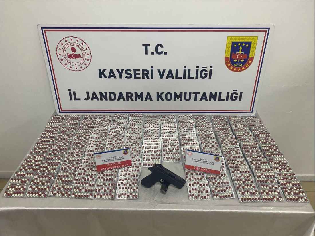 kayseri-il-jandarma-komutanligi-melikgazide-uyusturucu-madde-imal-ve-ticareti-yaptigi-degerlendirilen-suphelilere-yonelik-operasyon-duzenledi-yapilan-adli-aramada-4400-adet-sentetik-ecza-lyrica-sig-sauer-marka-tabanca-ve-sarjor-ele-gecirildi-evde