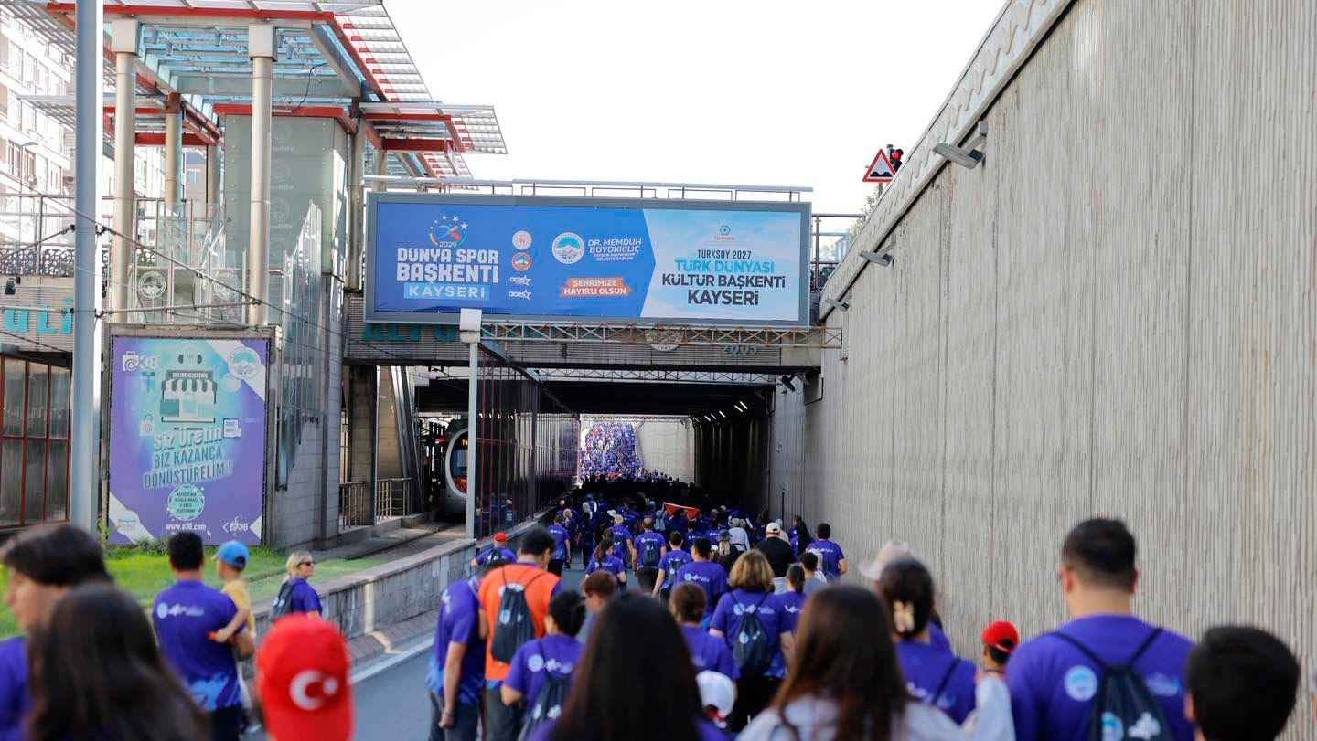 bir-maratondan-daha-fazlasi-sloganiyla-duzenlenen-6-uluslararasi-kayseri-yari-maratonu-22-ulkeden-200-yabanci-sporcu-dahil-yaklasik-10-bin-kisinin-katilimiyla-gerceklestirildi-baskan-memduh-buyukkilic-da-halk-kosusunda-vatandaslarla-birlikte-parkurda-yer-aldi
