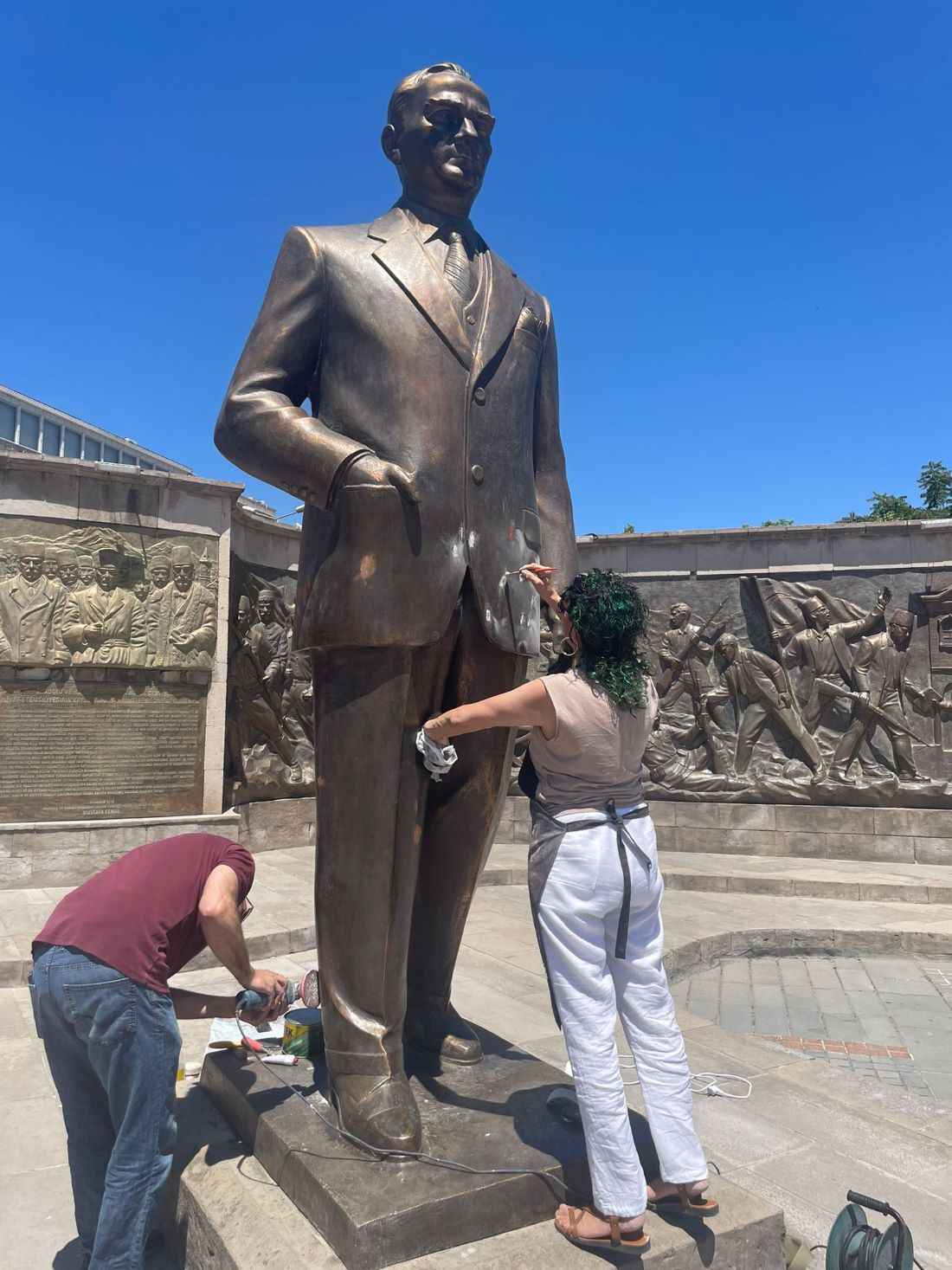 ogle-saatlerinde-iki-sahis-tarafindan-saldiriya-ugrayan-cumhuriyet-meydanindaki-ataturk-aniti-buyuksehir-belediyesi-heykeltiraslari-tarafindan-onarildi