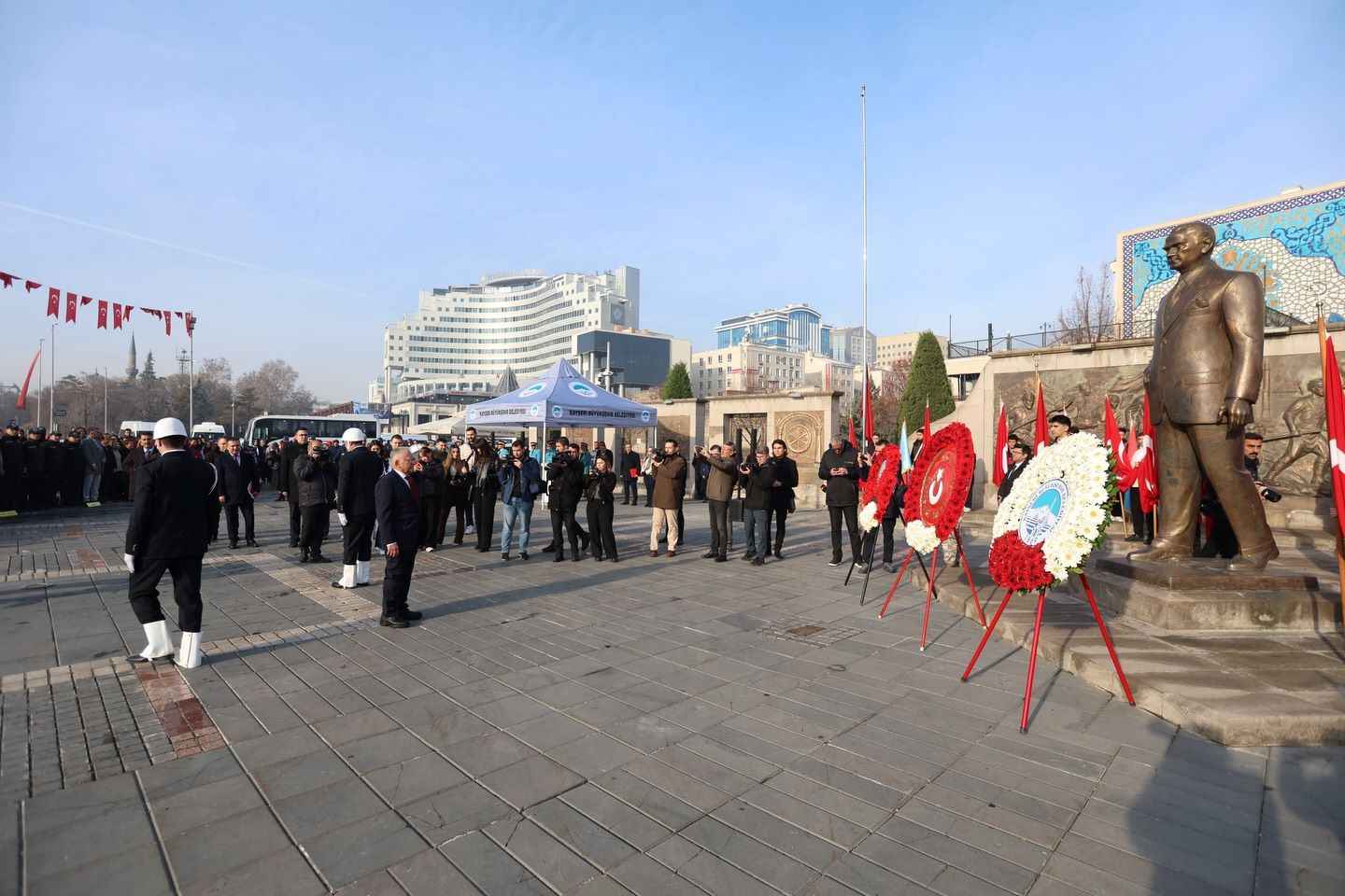 cumhuriyetimizin-kurucusu-gazi-mustafa-kemal-ataturkun-heyet-i-temsiliye-reisi-olarak-kayseriye-gelisinin-106nci-yil-donumu-cumhuriyet-meydaninda-duzenlenen-torenle-gurur-ve-cosku-icerisinde-kutlandi