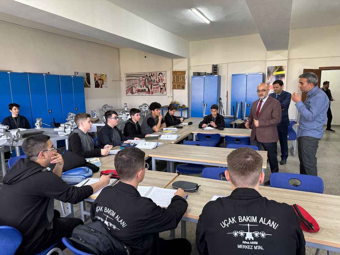 kartal-mesleki-ve-teknik-anadolu-lisesi-ucak-bakim-bolumu-ogrencileri-gelistirdikleri-insansiz-hava-araci-iha-prototipi-ve-simulasyonuyla-tubitak-bolge-birincisi-oldular