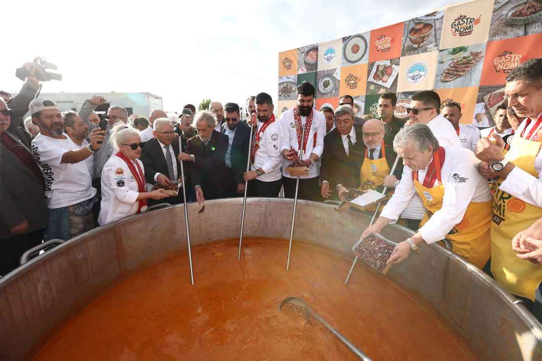 kayserinin-tescilli-lezzetleri-uc-gun-boyunca-ziyaretcilerle-bulusuyor-unlu-seflerin-gastronomi-ustalarinin-ve-kayserililerin-bulustugu-3-kayseri-gastronomi-gunlerinde-kent-adeta-lezzet-kokuyor