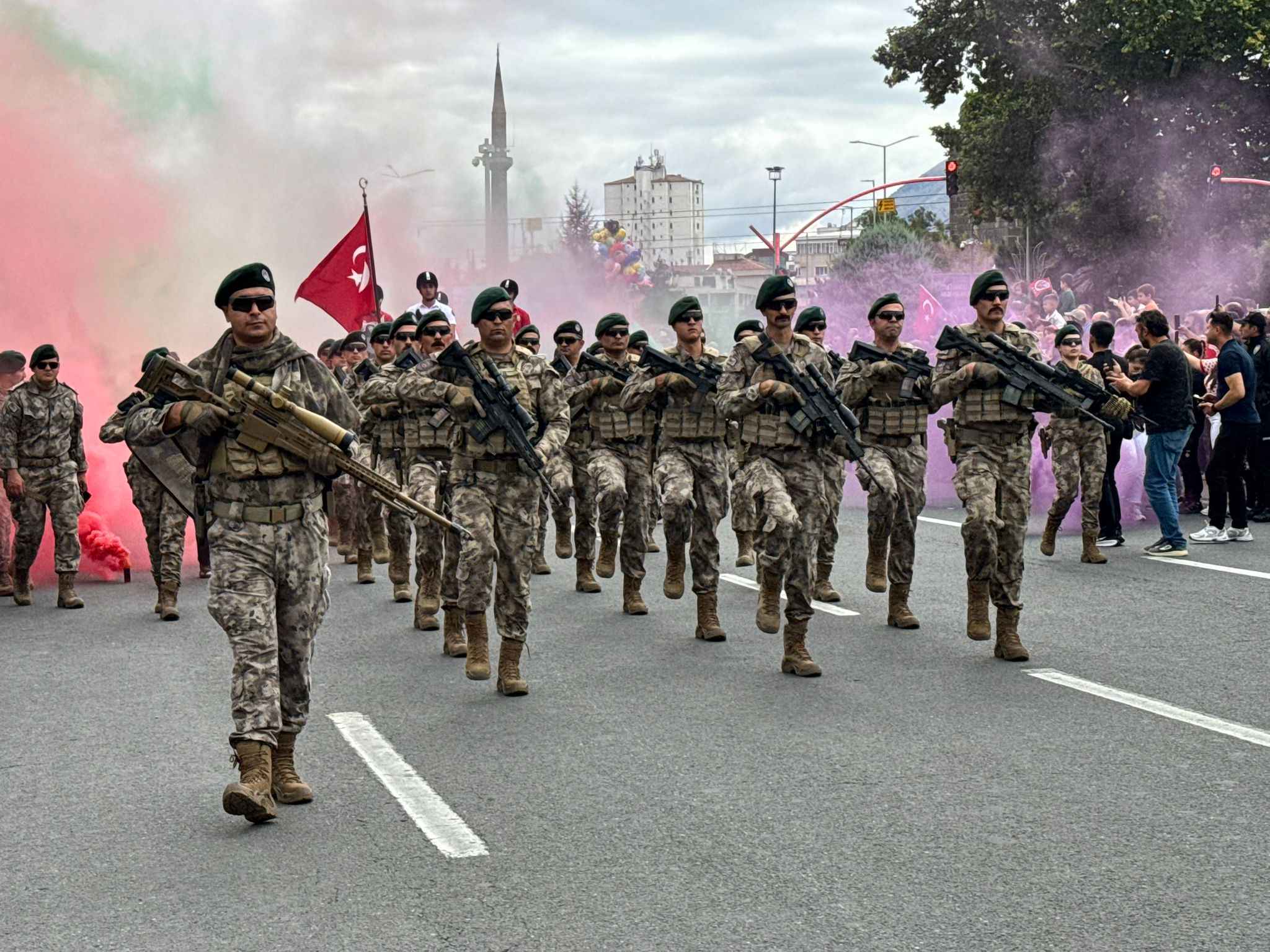 kayseride-30-agustos-zafer-bayraminin-104uncu-yil-donumu-cumhuriyet-meydaninda-duzenlenen-torenlerle-coskuyla-kutlandi-vali-gokmen-cicek-torende-yaptigi-konusmada-birlik-ve-beraberlik-mesaji-vererek-biz-hep-var-olacagiz-bedel-odedik-bedel-odeyecegiz-dedi