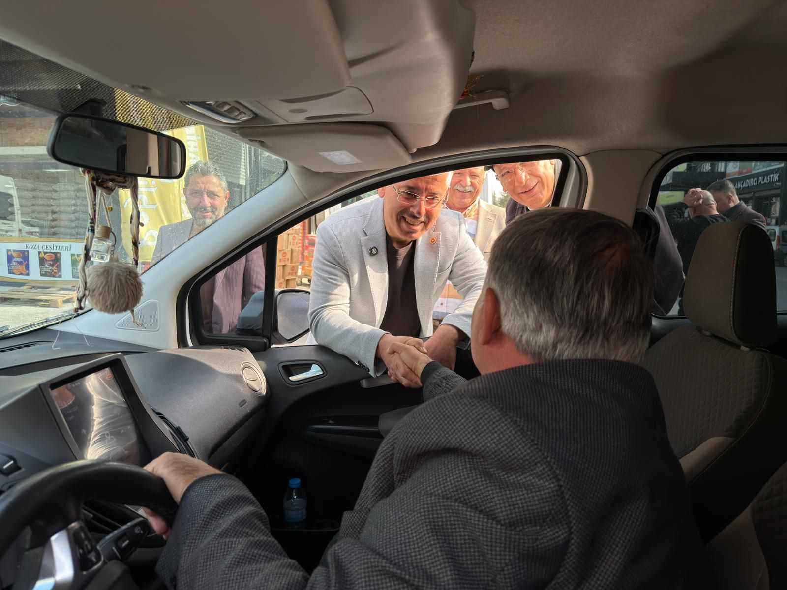 ak-parti-milletvekili-saban-copuroglu-bugun-de-sahadaydi-kocasinan-belediye-baskani-ahmet-colakbayrakdar-ve-ilce-baskani-selcuk-melekoglu-ile-birlikte-argincik-toptancilar-sitesinde-esnaflarla-bulustu