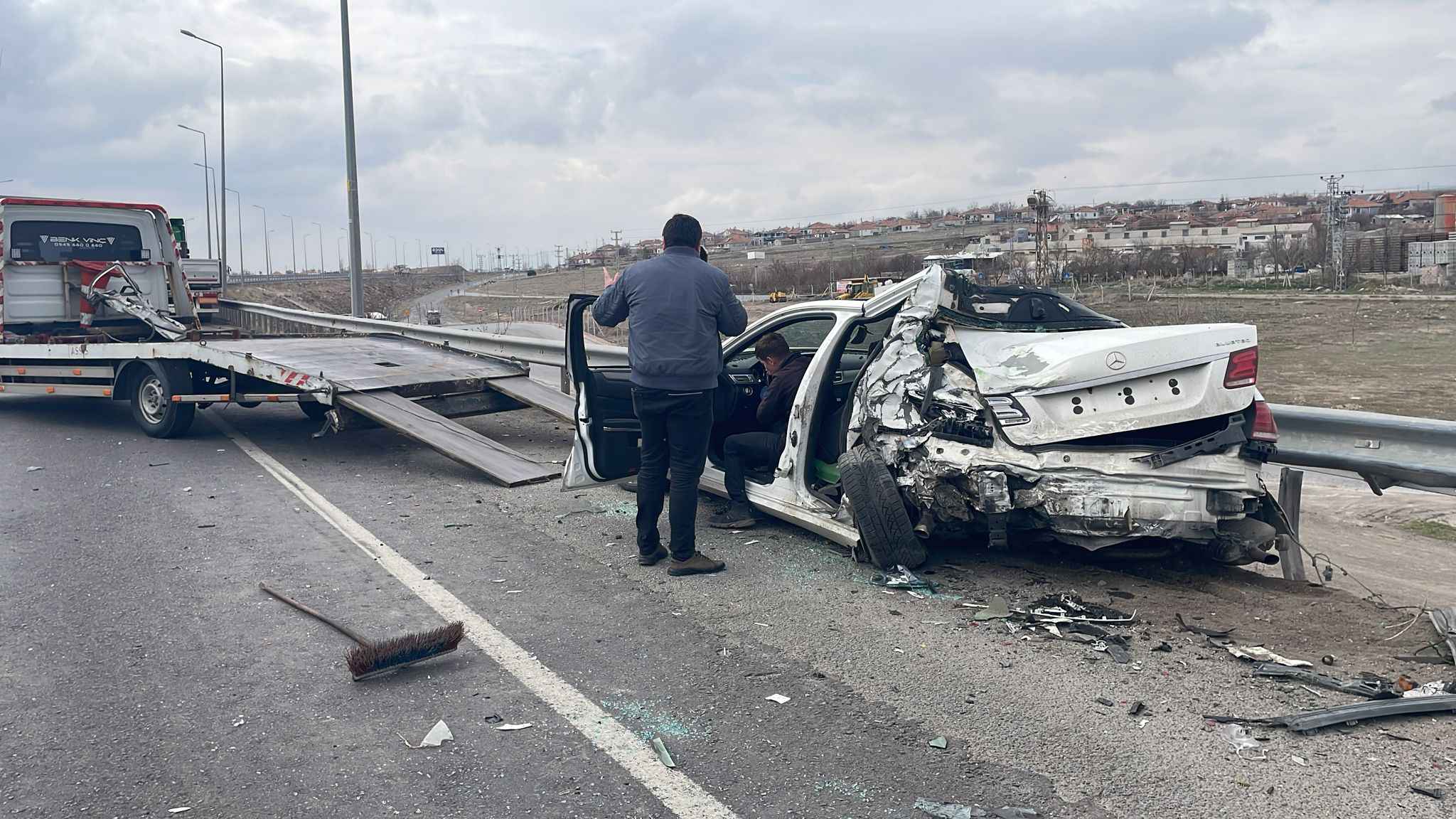kayseride-arizalandigi-icin-yol-kenarina-cekilen-otomobile-tirin-arkadan-carpmasi-sonucu-meydana-gelen-kazada-1-kisi-agir-yaralandi-yarali-surucu-hastaneye-kaldirilirken-polis-olayla-ilgili-inceleme-baslatti