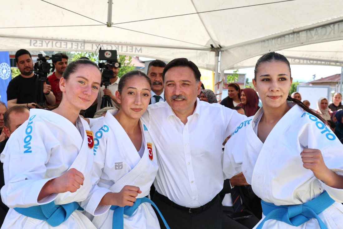 kayseri-valisi-gokmen-cicek-agirnas-mahallesinde-duzenlenen-70inci-erva-spor-okulu-acilisinda-gencleri-kotu-aliskanliklardan-uzak-tutmak-ve-milli-manevi-degerlerle-yetistirmek-icin-baslatilan-projenin-turkiyeye-ornek-bir-model-haline-geldigini-soyledi