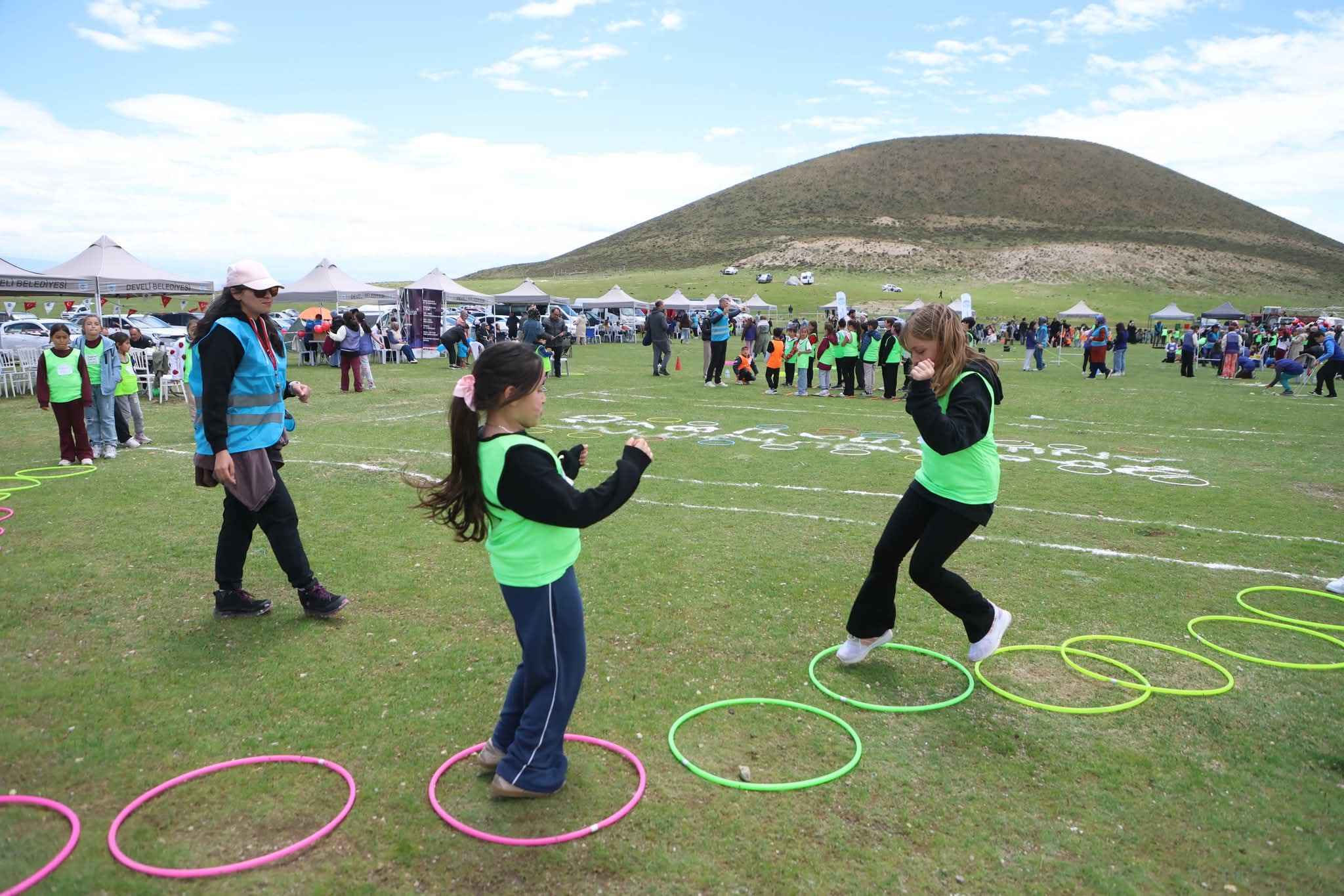 kayserinin-develi-ilcesinde-develi-belediyesi-ve-develi-dagcilik-kayak-ihtisas-spor-kulubu-devdak-is-birligiyle-duzenlenen-2-cocuk-dagcilar-festivali-belesme-yaylasinda-buyuk-bir-coskuyla-gerceklestirildi