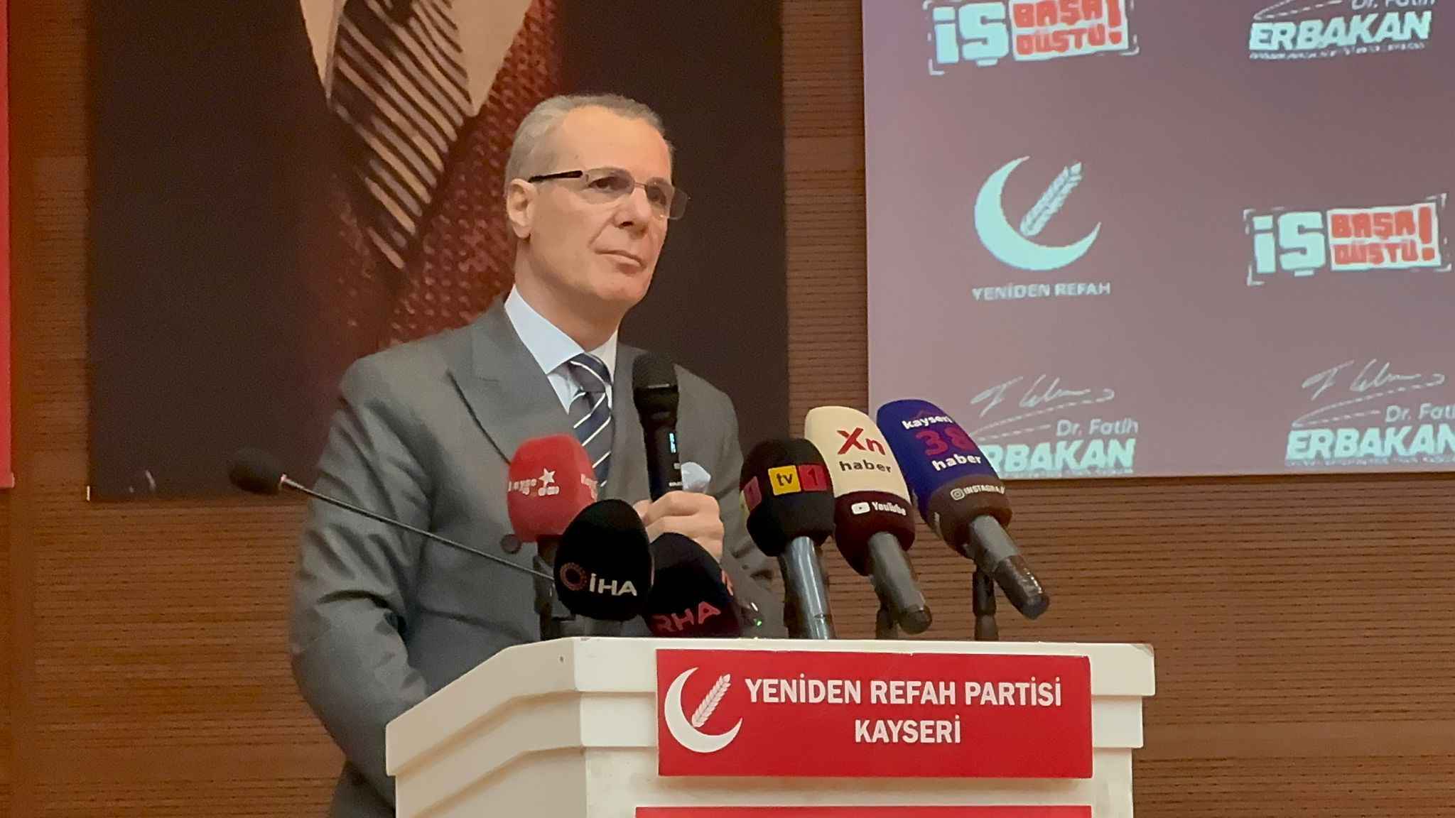 yeniden-refah-partisi-genel-baskan-yardimcisi-bulent-osman-osmanagaoglu-ak-partiye-gecen-4-kocasinan-belediye-meclis-uyesine-sert-sozlerle-yuklendi-osmanagaoglu-bunlarin-yaptiklari-siyasi-degil-insani-de-degildir-terbiyesizliktir-ahlaksizliktir-dedi